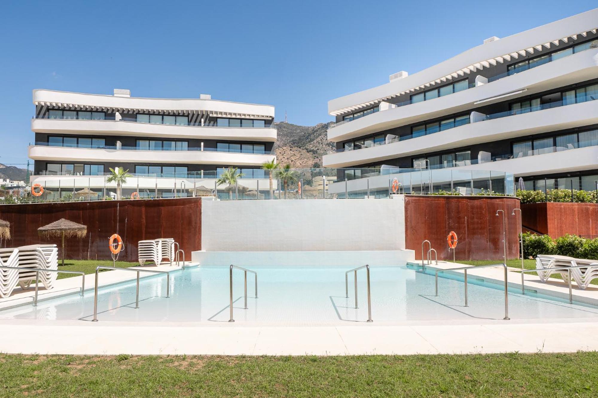 Huoneisto Stylish 2br Pool & Balcony *
