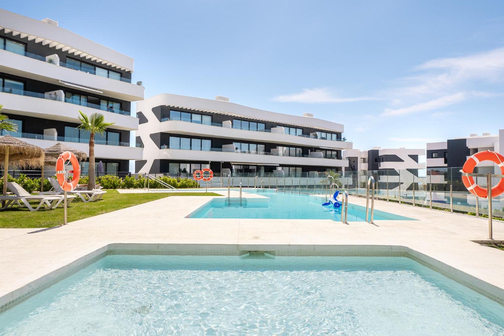 Stylish 2br Pool & Balcony Huoneisto