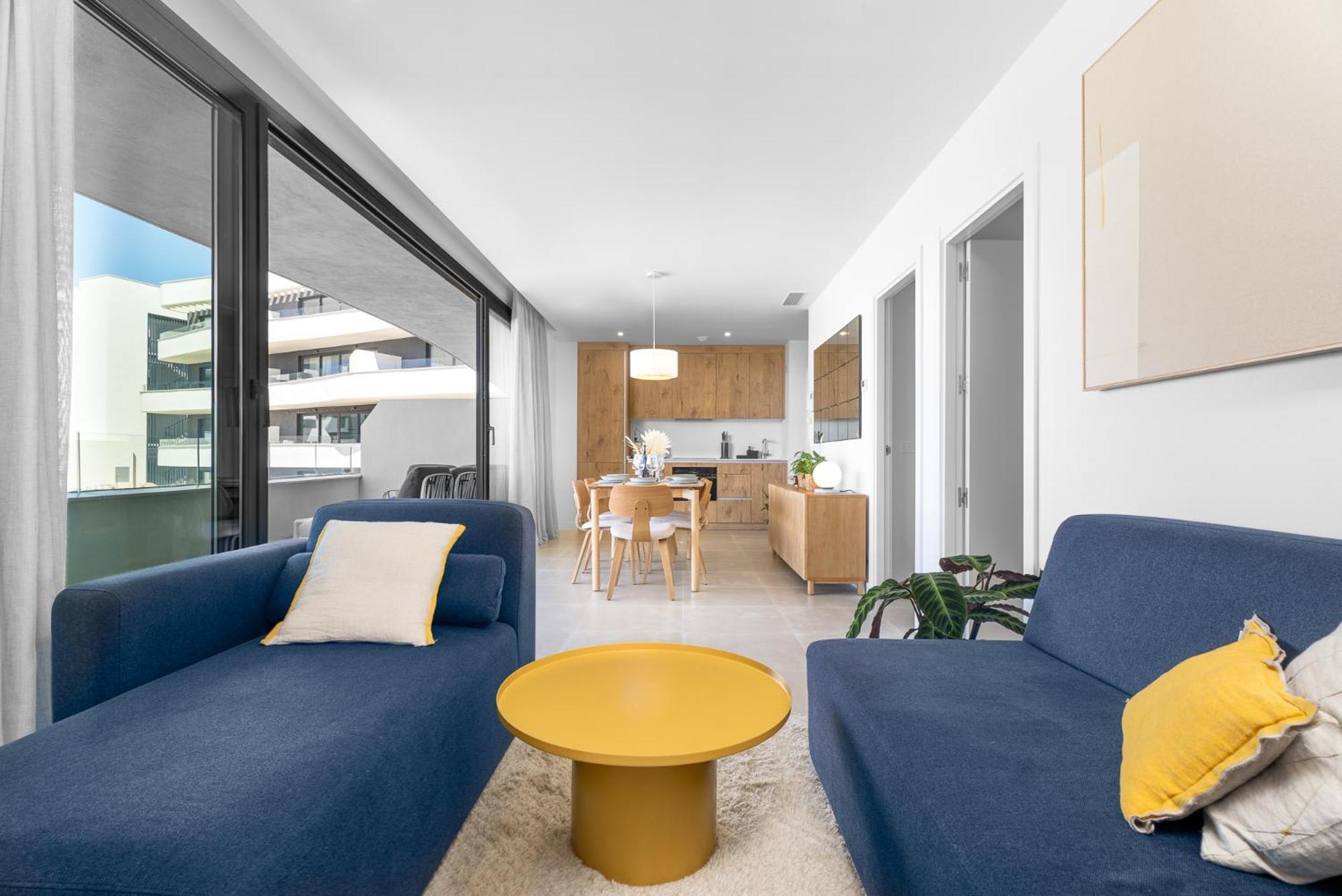 Stylish 2br Pool & Balcony *