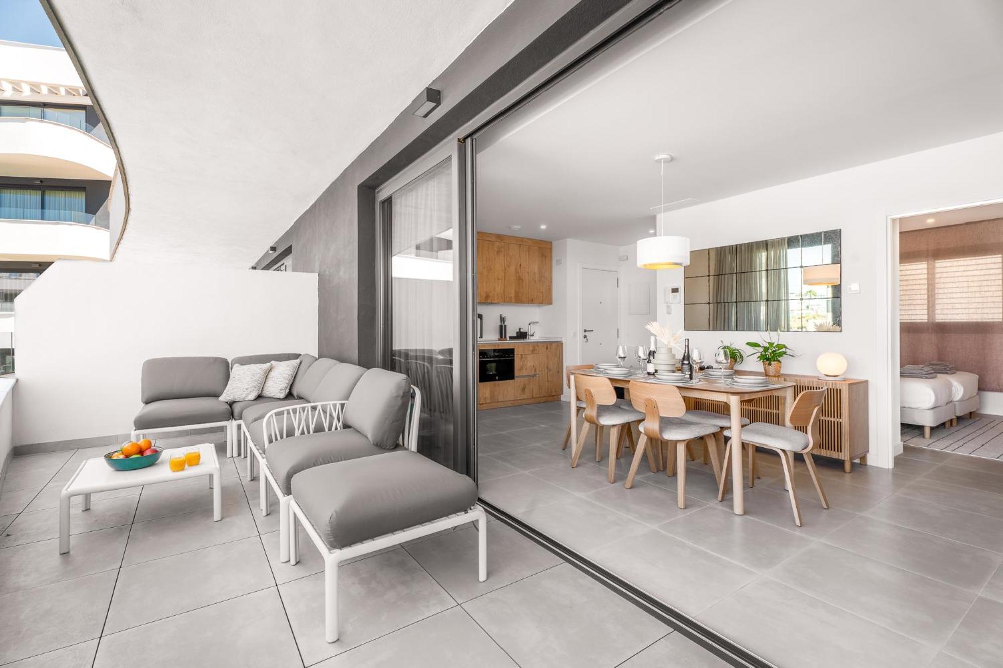 Stylish 2br Pool & Balcony Huoneisto *